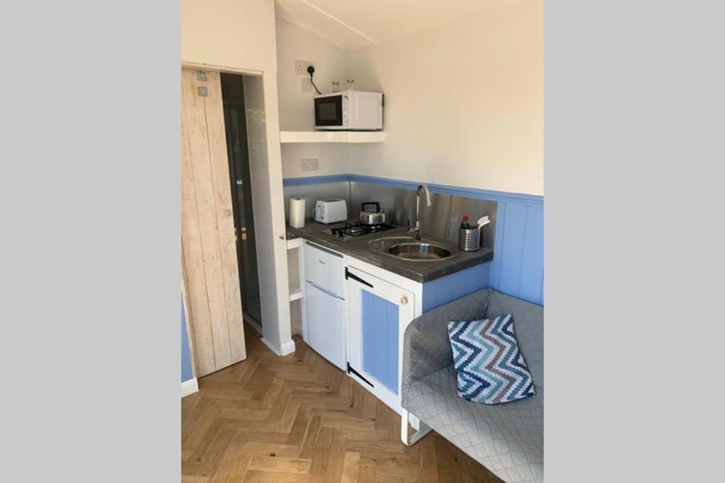 Apple Tree Hut Apartment Tenby Exterior photo